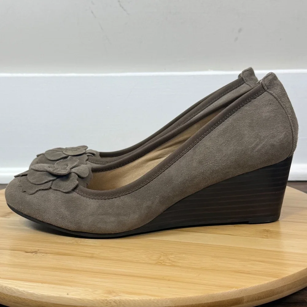 Vionic Hayes Wedge Pump Womens 8 Taupe Suede Floral Orthaheel Arch Support